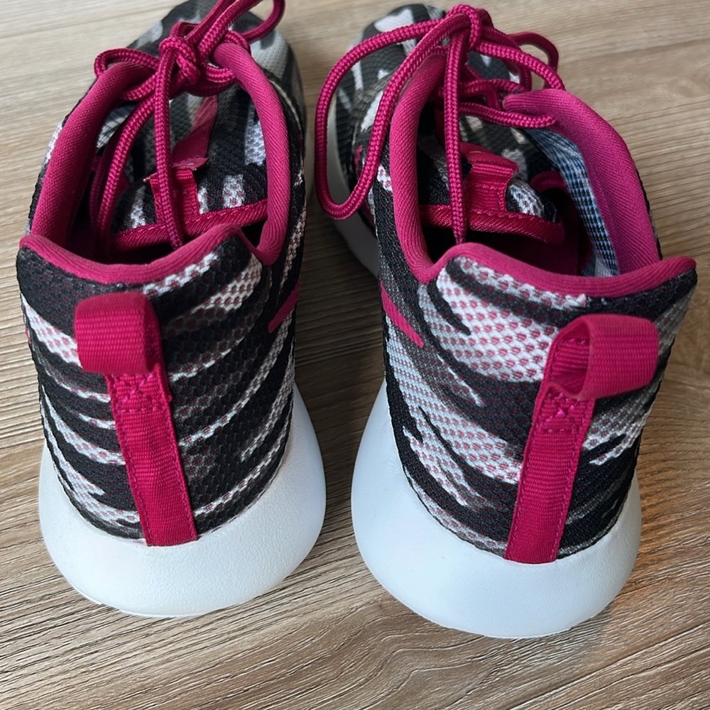NWOT-Nike Girls Black & White Mesh Stripe with Dark Pink Trim - Picture 5 of 9